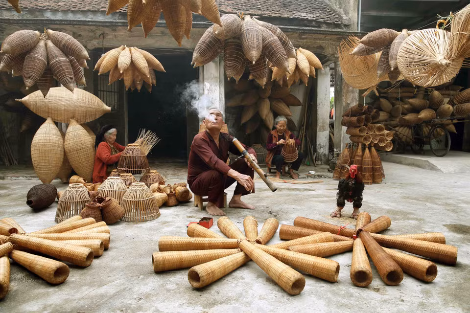 Khung cảnh làng quê với những nghệ nhân bên ngôi nhà đậm chất Bắc Bộ thật bình yên. (Ảnh: Phạm Kiên/ TTXVN)