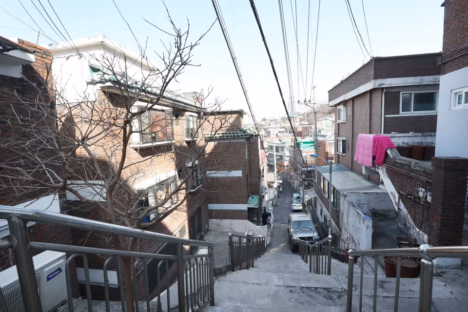 Làng Ahyeon, một trong những địa điểm quay phim 'Parasite' (Ký sinh trùng) của đạo diễn Bong Joon-ho tại Seoul, Hàn Quốc, ngày 11/2/2020. (Nguồn: Yonhap/TTXVN)