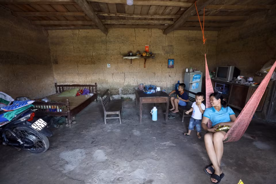 Thôn Bản Khiếng, xã Hữu Khánh (Lộc Bình, Lạng Sơn) có 170 hộ dân chủ yếu là dân tộc Tày, Nùng, trong đó 30% số hộ vẫn giữ được những ngôi nhà trình tường hơn một trăm năm tuổi. Trong ảnh: Bên trong nhà trình tường của gia đình bà Trịnh Thị Phương ở Bản Khiếng, xã Hữu Khánh (Lộc Bình, Lạng Sơn). (Ảnh: Anh Tuấn/TTXVN)