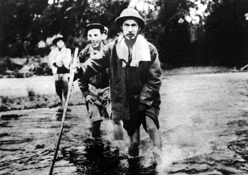 Hạ tuần tháng 8/1950, Chủ tịch Hồ Chí Minh đã lên đường ra mặt trận cùng Bộ Chỉ huy chiến dịch trực tiếp chỉ đạo chiến dịch. Trong ảnh: Chủ tịch Hồ Chí Minh trên đường đi Chiến dịch Biên giới năm 1950. (Nguồn: TTXVN)