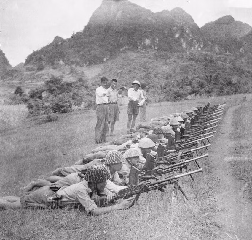 Lá cờ tặng tiểu đoàn 374, một trong những đơn vị tham gia Chiến dịch biên giới 1950. (Nguồn: TTXVN)