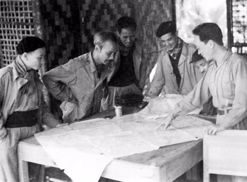 Tháng 6/1950, Bác Hồ cùng Thường vụ Trung ương Đảng chủ trương mở chiến dịch lớn đánh địch trên tuyến biên giới Việt-Trung với mục đích: tiêu diệt một bộ phận quan trọng sinh lực địch; giải phóng một phần biên giới, mở đường giao thông với các nước xã hội chủ nghĩa; mở rộng và củng cố căn cứ địa Việt Bắc. (Nguồn: TTXVN)