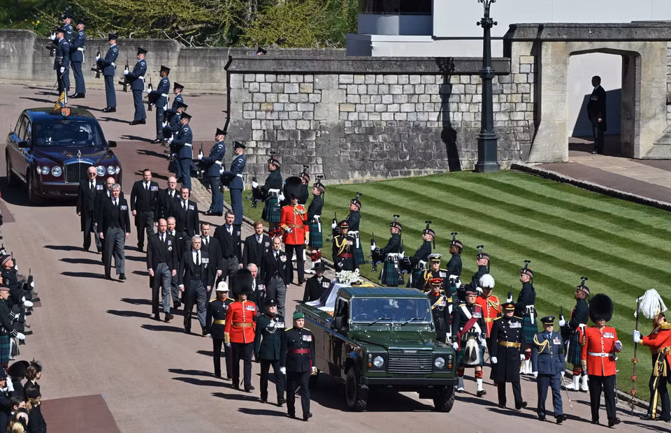 Quan tài của Thân vương Philip được đưa đến nhà nguyện Thánh George ở lâu đài Windsor, phía Tây London, Anh ngày 17/4/2021 để cử hành tang lễ. (Nguồn: AFP/TTXVN)