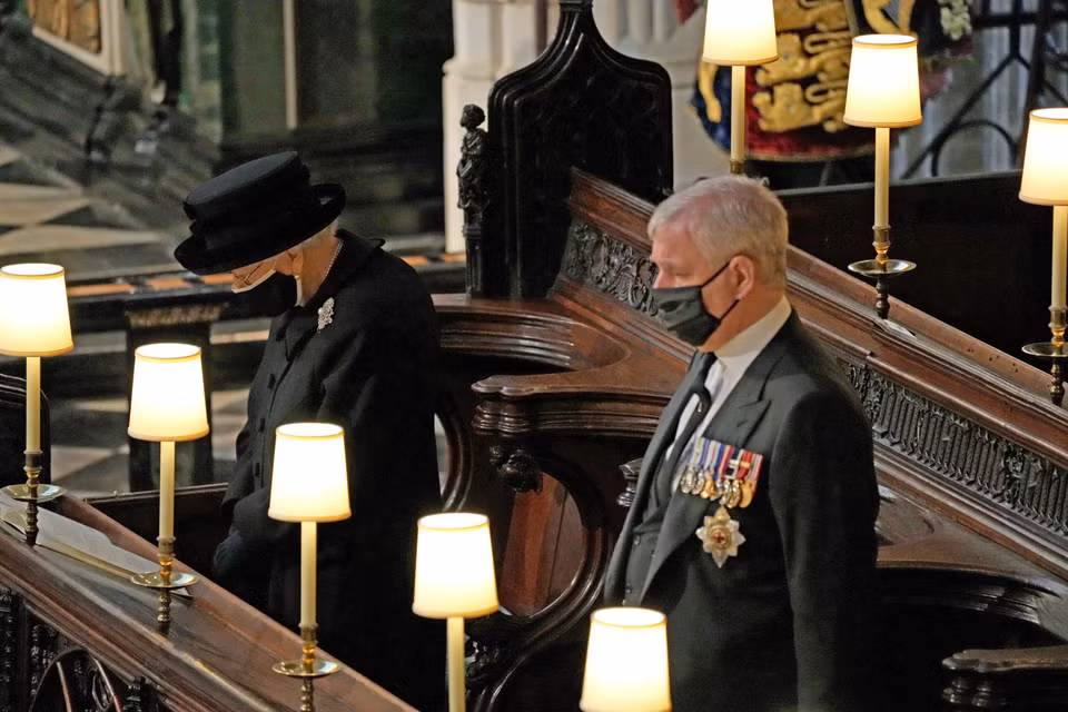 Nữ Hoàng Anh Elizabeth II (trái) cùng Hoàng tử Andrew, Công tước xứ York, tại tang lễ của Thân vương Philip ở nhà nguyện Thánh George trong lâu đài Windsor, phía Tây London, Anh ngày 17/4/2021. (Nguồn: AFP/TTXVN)
