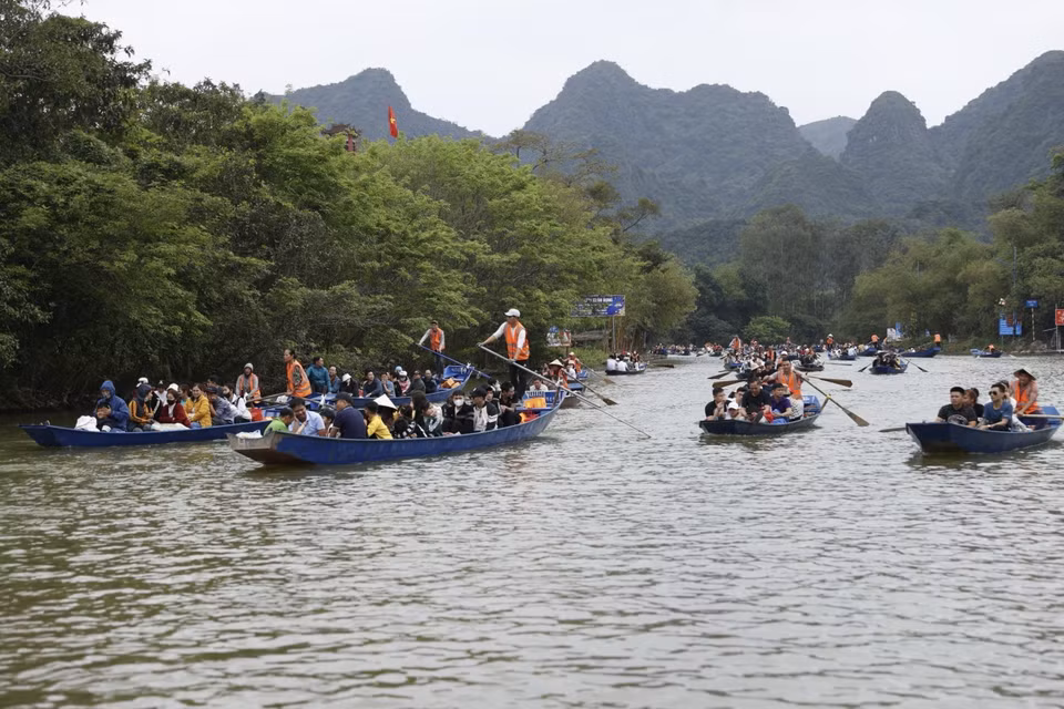 Du khách thập phương về trảy hội chùa Hương 2024. (Ảnh: Minh Quyết/TTXVN)
