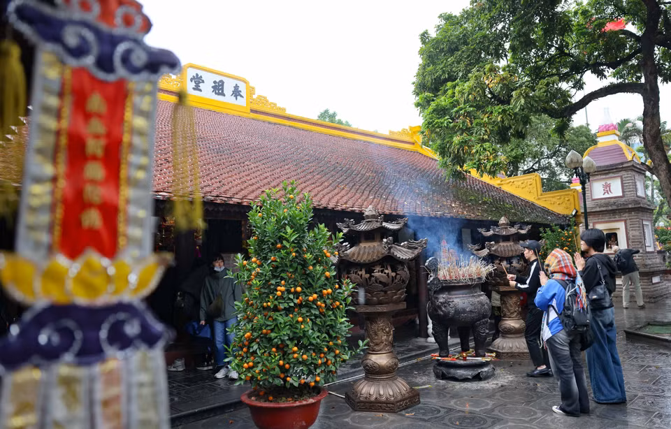 Ngày Rằm tháng Giêng năm Giáp Thìn 2024, người dân Hà Nội đi lễ chùa Trấn Quốc mong cầu bình an. (Ảnh: Thanh Tùng/TTXVN)