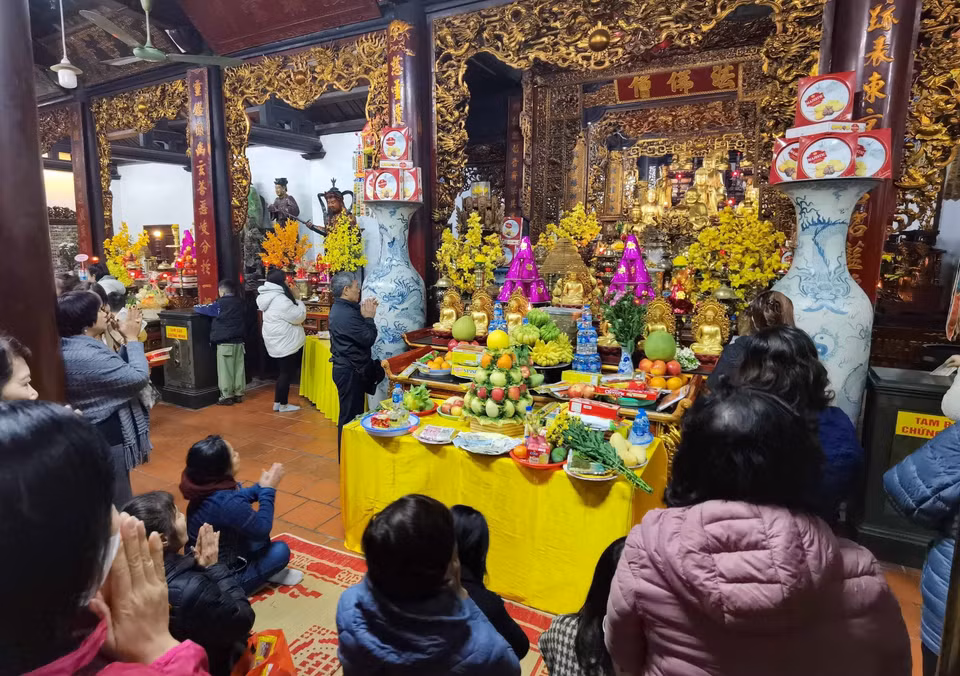 Ngày Rằm tháng Giêng năm Giáp Thìn 2024, người dân Hà Nội đi lễ chùa Trấn Quốc mong cầu bình an. (Ảnh: Thanh Tùng/TTXVN)