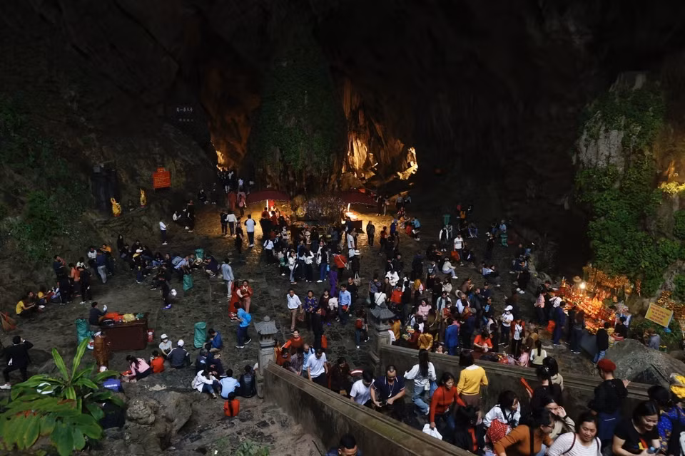 Ngay từ sáng sớm, người dân đến lễ động Hương tích. (Ảnh: Minh Quyết/TTXVN)