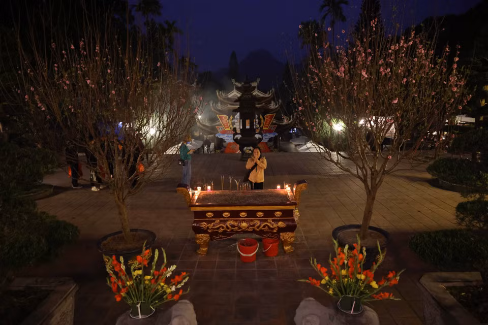 Người dân và du khách dâng hương, lễ Phật trước giờ khai hội chùa Hương. (Ảnh: Thanh Tùng/TTXVN)
