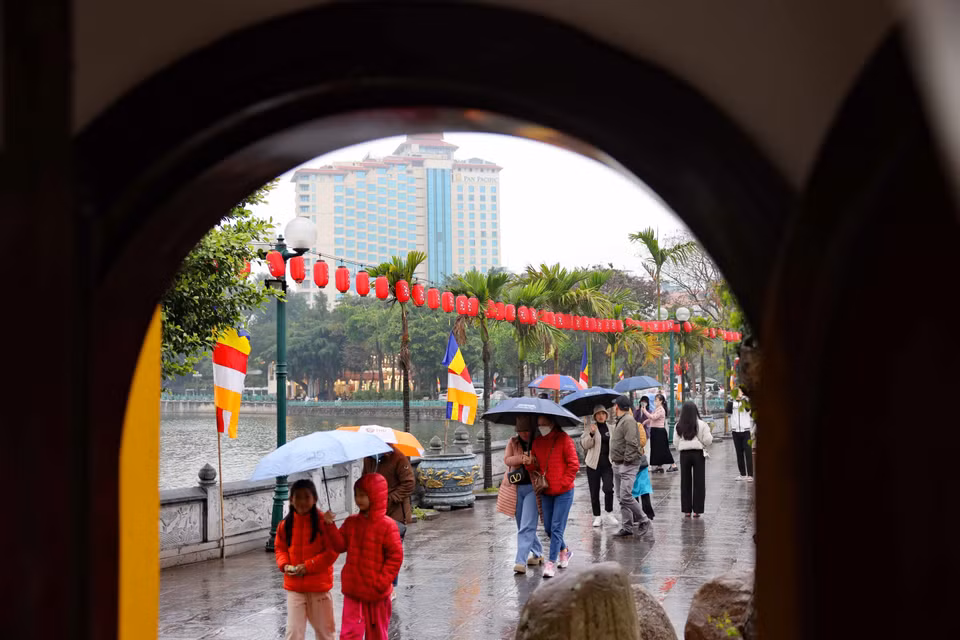 Rằm tháng Giêng là một ngày lễ quan trọng của người Việt, nên mọi người thường đến lễ chùa để cầu mong sự may mắn, bình an. (Ảnh: Thanh Tùng/TTXVN)