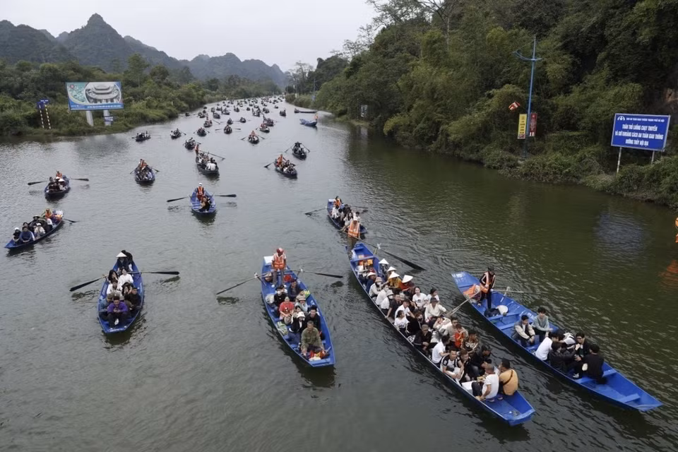 Du khách thập phương về trảy hội chùa Hương 2024. (Ảnh: Minh Quyết/TTXVN)