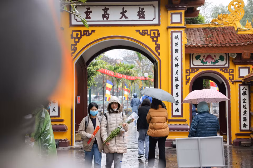 Để chuẩn bị cho việc đi lễ của người dân trong dịp đầu năm mới, đặc biệt là vào ngày Rằm tháng Giêng, nhiều cơ sở tôn giáo đã chỉnh trang hạ tầng, chuẩn bị các khóa lễ cầu an theo truyền thống văn hóa. (Ảnh: Thanh Tùng/TTXVN)