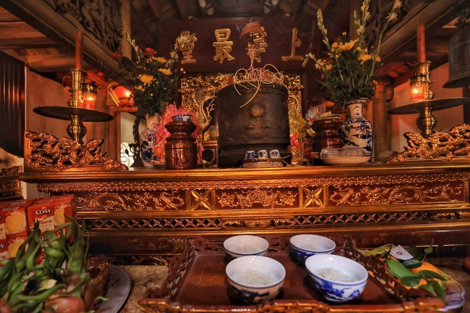 Bốn bát cơm được dâng lên để cúng, sau đó sẽ được mang xuống để chấm điểm. (Ảnh: Tuấn Anh/TTXVN)