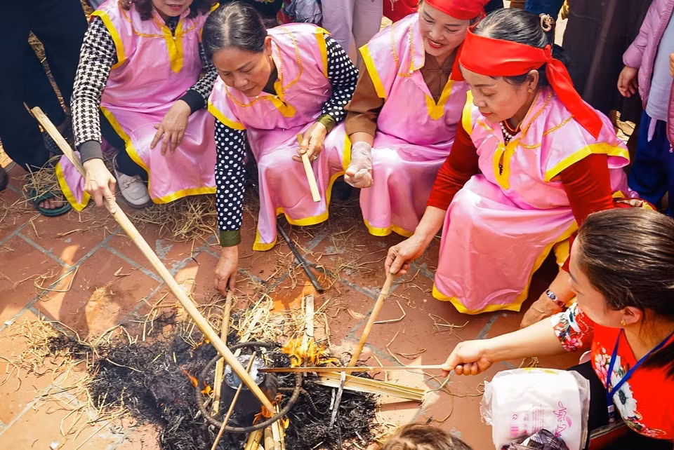 Phần thi của các đội tại "Hội thổi cơm thi Thị Cấm.” (Ảnh: Khánh Hòa/TTXVN)