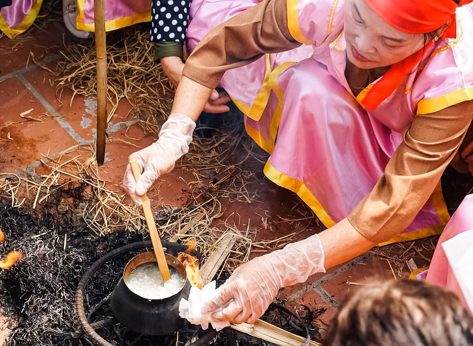 Phần thi của một đội tại "Hội thổi cơm thi Thị Cấm.” (Ảnh: Khánh Hòa/TTXVN)