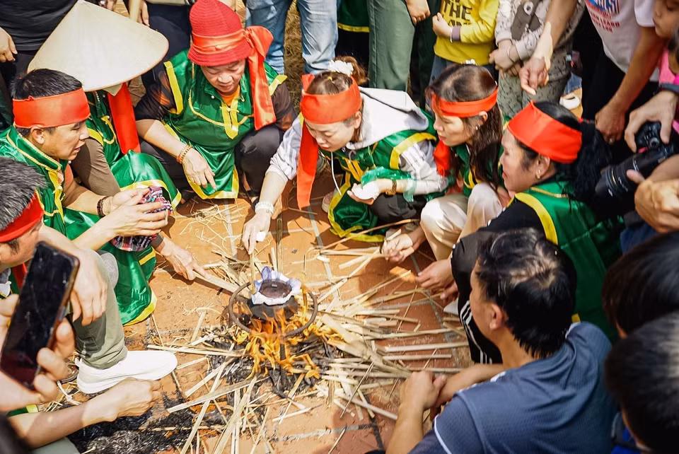 "Hội thổi cơm thi Thị Cấm” được Bộ Văn hóa, Thể thao và Du lịch đưa vào Danh mục Di sản Văn hóa Phi Vật thể Quốc gia. (Ảnh: Khánh Hòa/TTXVN)
