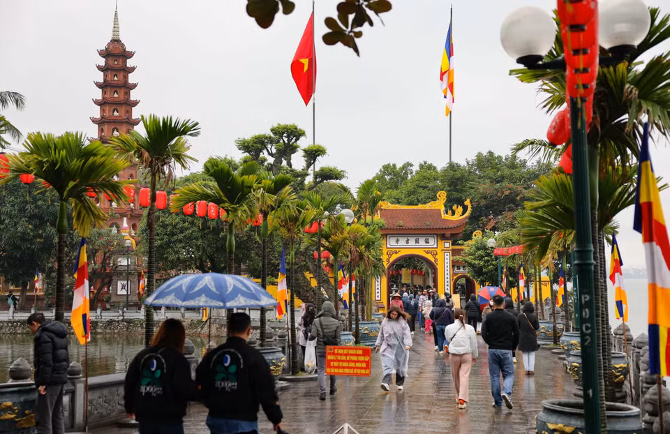 Chùa Trấn Quốc (Hà Nội) có đông đảo người dân tới lễ, mong cầu bình an trong ngày Rằm tháng Giêng. (Ảnh: Thanh Tùng/TTXVN)