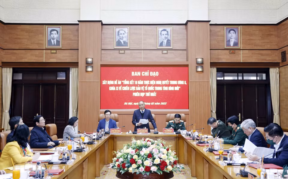 Ngày 10/2, tại Hà Nội, ông Nguyễn Xuân Phúc, Ủy viên Bộ Chính trị, Chủ tịch nước, Chủ tịch Hội đồng Quốc phòng và An ninh, Thống lĩnh các lực lượng vũ trang, Trưởng Ban Chỉ đạo xây dựng Đề án 'Tổng kết 10 năm thực hiện Nghị quyết Trung ương 8 khóa XI về Chiến lược bảo vệ Tổ quốc trong tình hình mới' chủ trì Phiên họp thứ nhất của Ban Chỉ đạo. (Ảnh: Thống Nhất/TTXVN)
