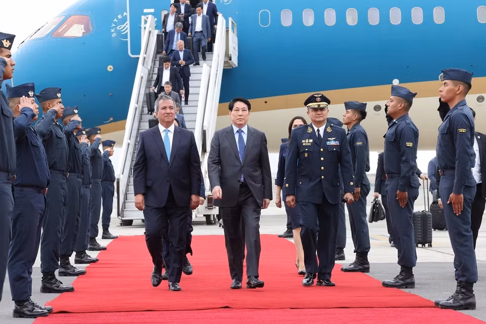 Chủ tịch nước Lương Cường đến Sân bay Quốc tế Jorge Chávez ở thủ đô Lima. (Ảnh: Lâm Khánh/TTXVN)