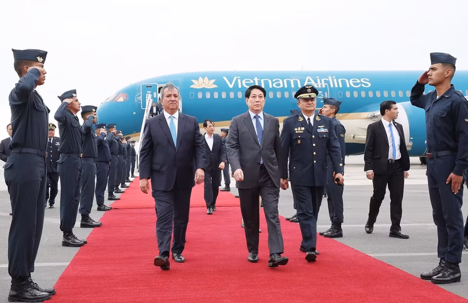 Lễ đón Chủ tịch nước Lương Cường tại Sân bay Quốc tế Jorge Chávez ở thủ đô Lima, Peru. (Ảnh: Lâm Khánh/TTXVN)