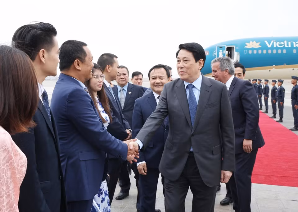 Đại biểu đón Chủ tịch nước Lương Cường tại Sân bay Quốc tế Jorge Chávez ở thủ đô Lima. (Ảnh: Lâm Khánh/TTXVN)
