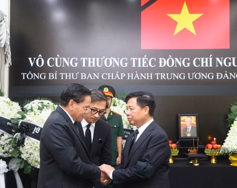 Ngày 25/7/2024, Đại sứ Lào tại Campuchia Buakeo Phumvongsay đến viếng Tổng Bí thư Nguyễn Phú Trọng tại Đại sứ quán Việt Nam ở thủ đô Phnom Penh. (Ảnh: Quang Anh/TTXVN)