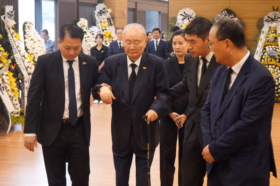 Tập đoàn Charmvit Group do ông Lee Dae Bong, chủ tịch tập đoàn (người thứ hai từ trái sang), đến viếng. (Ảnh: Đức Thắng/TTXVN)