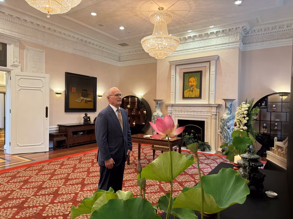 Trong 3 ngày tại Nhà Việt Nam ở Washington DC, từ 24-26/7, Đại sứ quán Việt Nam tại Mỹ đã tổ chức trọng thể lễ viếng và mở sổ tang đồng chí Nguyễn Phú Trọng, Tổng Bí thư Ban chấp hành Trung ương Đảng Cộng sản Việt Nam. Mỗi ngày, Đại sứ quán đã đón tiếp hàng trăm lượt người đến viếng. Trong ảnh: Chủ tịch kiêm CEO Hiệp hội Công nghiệp bán dẫn Mỹ John Neuffer viếng Tổng Bí thư Nguyễn Phú Trọng. (Ảnh: Kiều Trang/TTXVN)