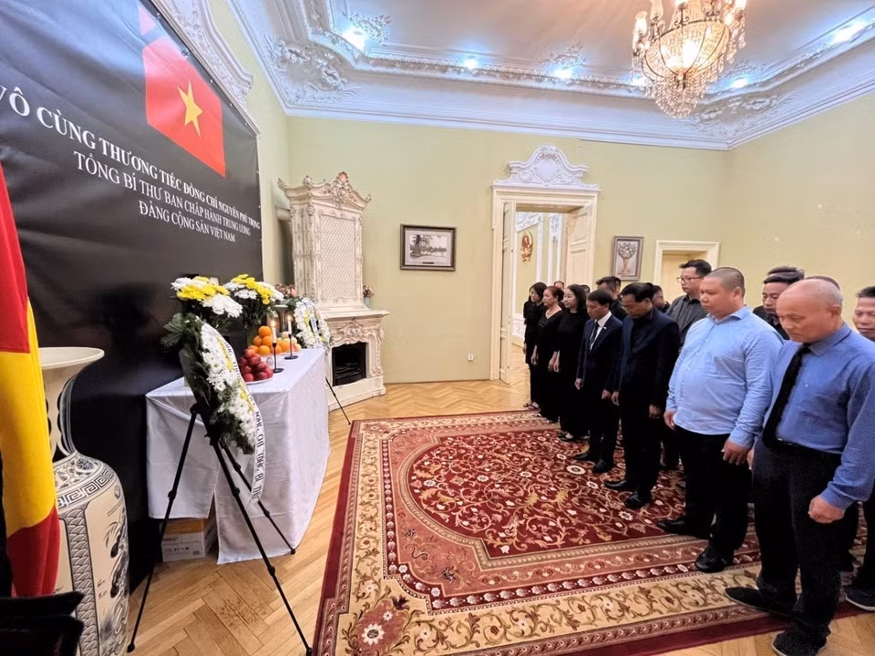 Đông đảo kiều bào, đại diện các hội đoàn người Việt Nam tại Romania viếng và tiễn biệt Tổng Bí thư Nguyễn Phú Trọng. (Ảnh: TTXVN phát)