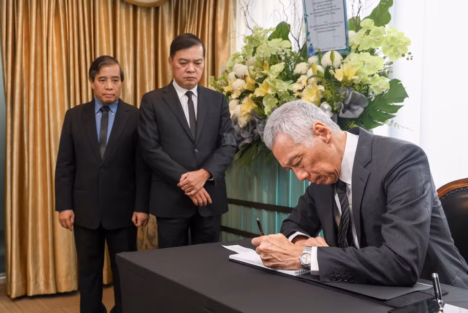 Tổng Thư ký đảng Nhân dân Hành động Singapore Lý Hiển Long ghi sổ tang chia buồn về sự ra đi của Tổng Bí thư Nguyễn Phú Trọng. (Ảnh: Lê Dương/TTXVN)