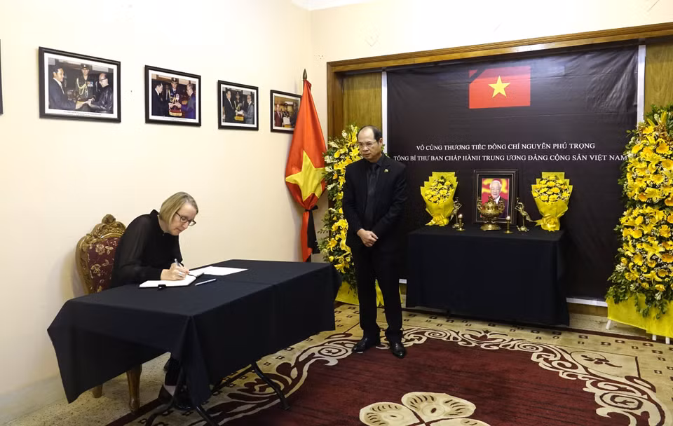 Bà Sarah Cooke, Cao ủy Anh tại Bangladesh ghi sổ tang. (Ảnh TTXVN)