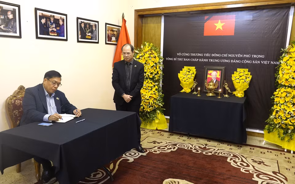 Ông Leo Tito L. Ausan, Jr., Đại sứ Philippines tại Bangladesh ghi sổ tang tiễn biệt Tổng Bí thư Nguyễn Phú Trọng. (Ảnh TTXVN)