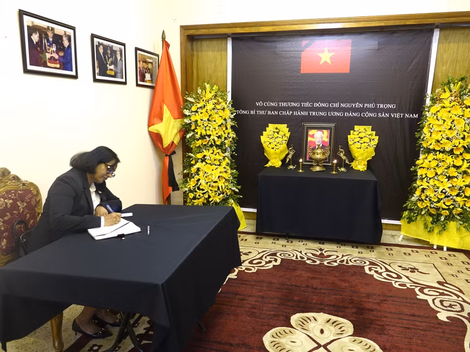 Bà Sheela Pillai, Đại biện Lâm thời, Cao ủy Singapore tại Bangladesh viếng và ghi sổ tang tiễn biệt Tổng Bí thư Nguyễn Phú Trọng. (Ảnh TTXVN)
