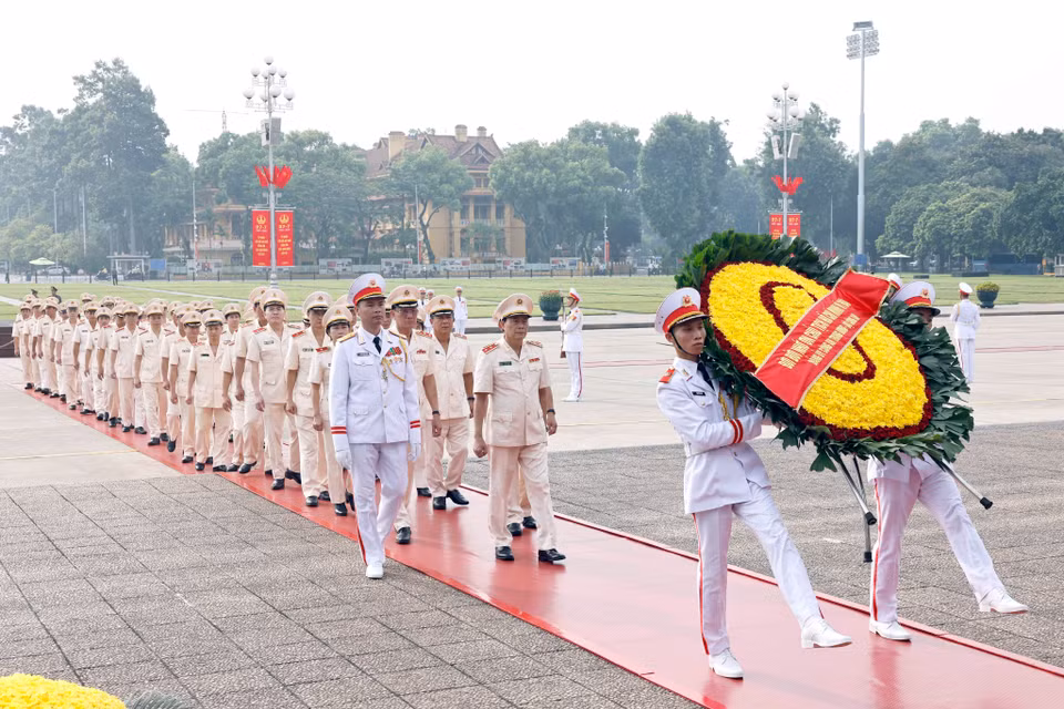 Đoàn đại biểu Đảng ủy Công an Trung ương và Bộ Công an đặt vòng hoa, vào Lăng viếng Chủ tịch Hồ Chí Minh. (Ảnh: Doãn Tấn/TTXVN)