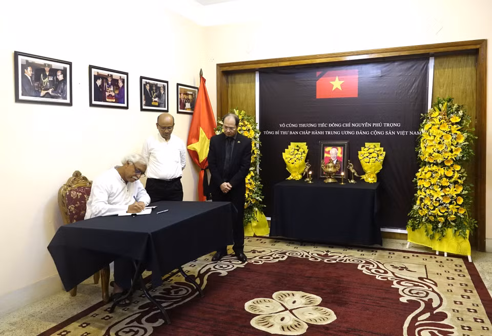 Ông Ruhin Hossain Prince, Tổng Thư ký Đảng Cộng sản Bangladesh ghi sổ tang tiễn biệt Tổng Bí thư Nguyễn Phú Trọng. (Ảnh TTXVN)