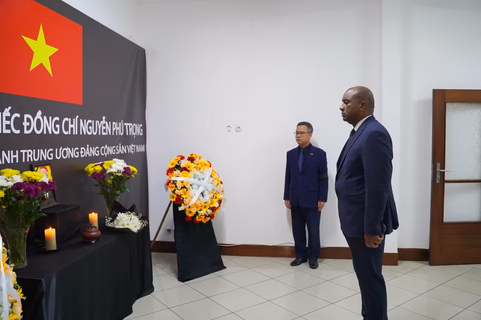 Đại sứ Cuba tại Angola Oscar Leon Gonzalez viếng Tổng Bí thư Nguyễn Phú Trọng. (Ảnh: TTXVN)