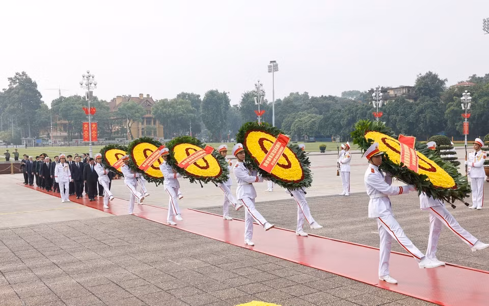 Đoàn đại biểu Ban Chấp hành Trung ương Đảng, Chủ tịch nước, Quốc hội, Chính phủ, Ủy ban Trung ương Mặt trận Tổ quốc Việt Nam đặt vòng hoa, vào Lăng viếng Chủ tịch Hồ Chí Minh. (Ảnh: Doãn Tấn/TTXVN)