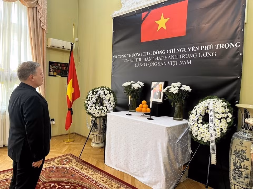 Đại biện Tòa thánh Vatican tại Romania Tuomo T. Vimpari viếng Tổng Bí thư Nguyễn Phú Trọng tại Đại sứ quán Việt Nam ở Romania. (Ảnh: TTXVN phát)