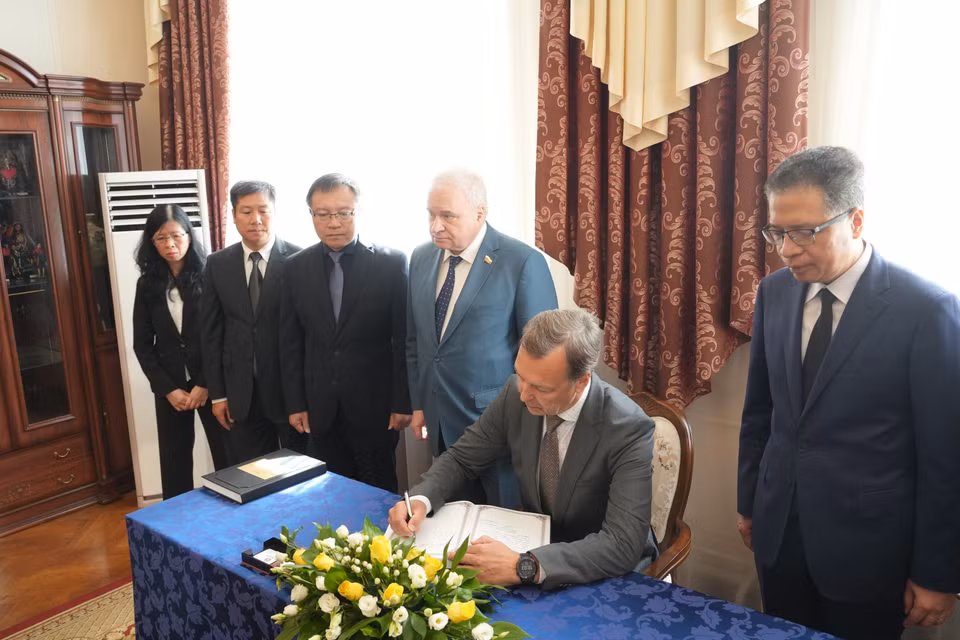 Phó Chủ tịch thứ nhất Hội đồng Liên bang (Thượng viện) Aleksey Yatskin ghi sổ tang. (Ảnh: Duy Trinh/TTXVN)