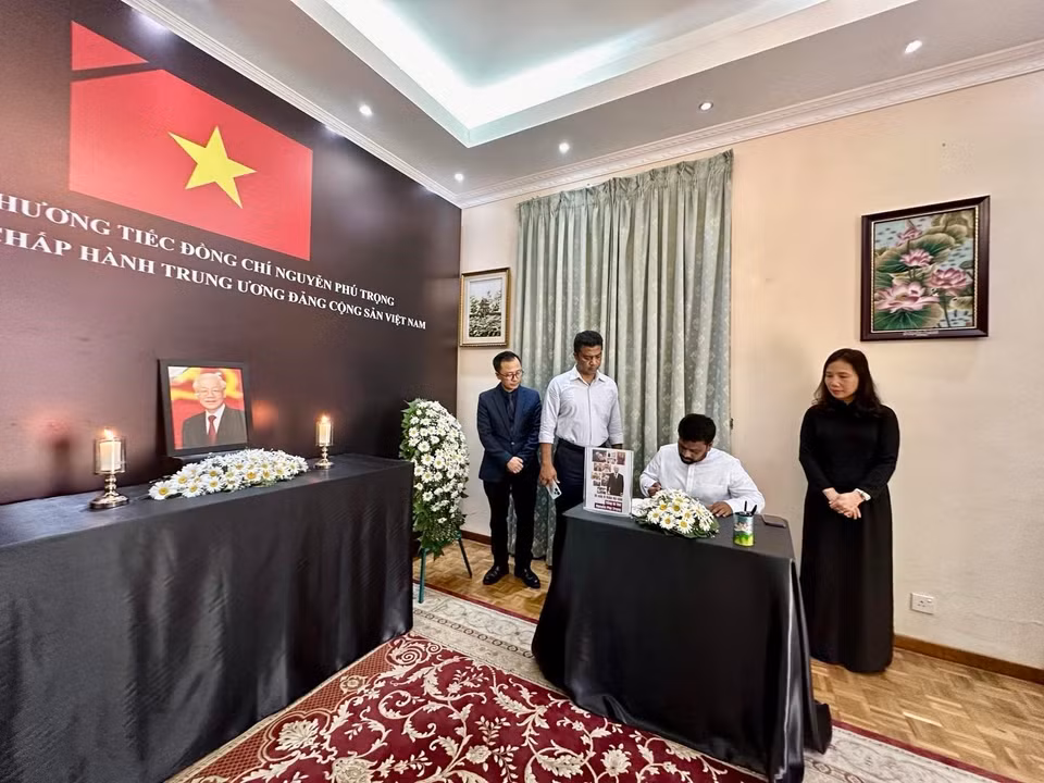 Chủ tịch Đảng JVP-NPP ghi sổ tang Tổng Bí thư Nguyễn Phú Trọng. (Ảnh: TTXVN)