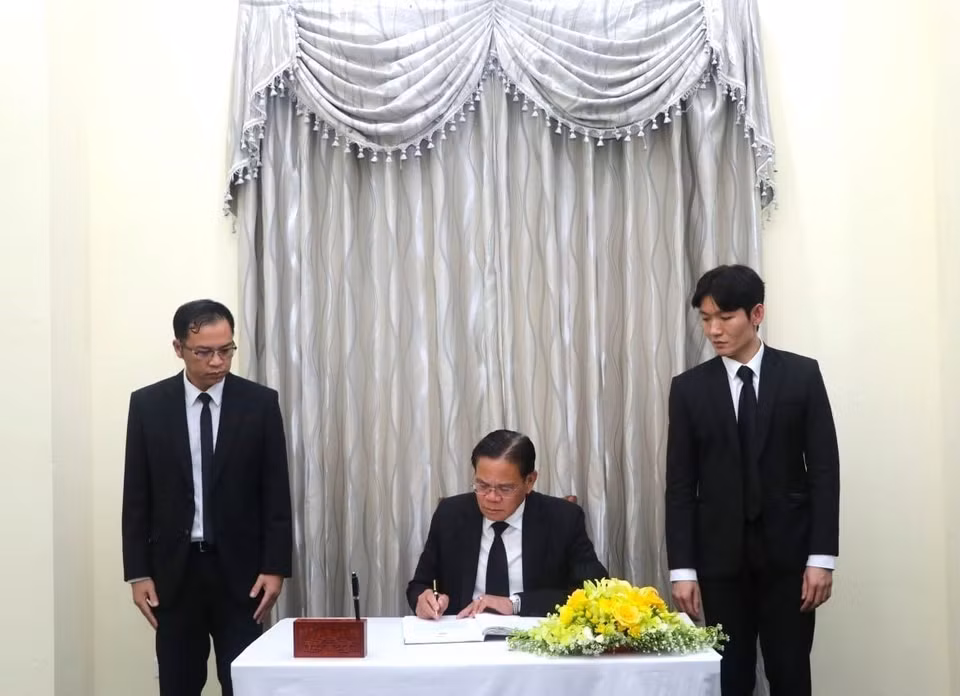 Đại sứ Lào tại Campuchia Buakeo Phumvongsay ghi sổ tang tại lễ viếng Tổng Bí thư Nguyễn Phú Trọng. (Ảnh: Quang Anh/TTXVN)