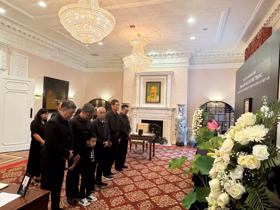 Gia đình 3 thế hệ của Việt kiều Trần Đình Chín, bang Maryland đến viếng Tổng Bí thư Nguyễn Phú Trọng (Ảnh: Kiều Trang/TTXVN)