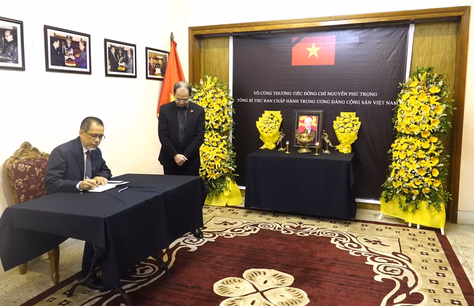 Ông Haji Haris bin Othman, Cao ủy Brunei tại Bangladesh ghi sổ tang tiễn biệt Tổng Bí thư Nguyễn Phú Trọng. (Ảnh TTXVN)