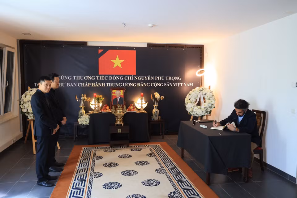 Đại diện phái đoàn Mỹ ở Geneva tới viếng Tổng bí thư Nguyễn Phú Trọng. (Ảnh: Anh Hiển/TTXVN)