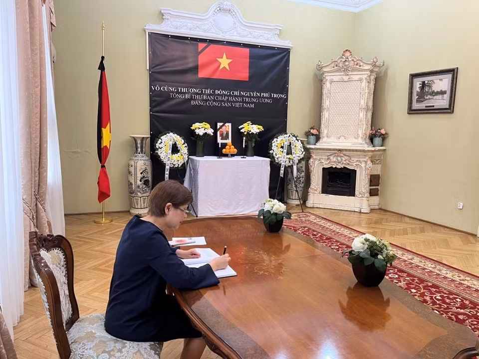 Đại sứ Thái Lan tại Romania Dao Vibulpanich ghi sổ tang. (Ảnh: TTXVN phát)