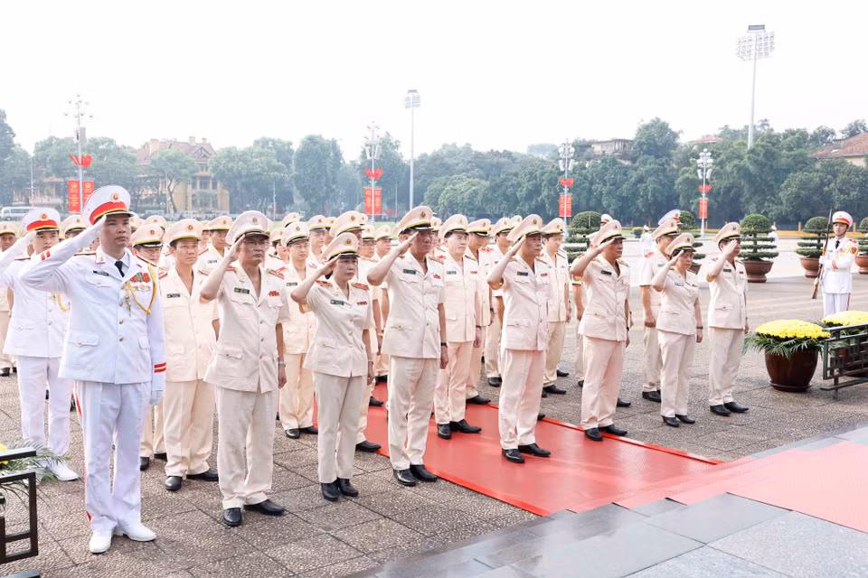 Đoàn đại biểu Đảng ủy Công an Trung ương và Bộ Công an đặt vòng hoa, vào Lăng viếng Chủ tịch Hồ Chí Minh. (Ảnh: Doãn Tấn/TTXVN)