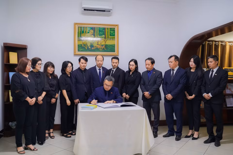 Trong hai ngày quốc tang 25-26/7/2024, đông đảo lãnh đạo, cơ quan đại diện ngoại giao, cộng đồng người Việt Nam và bạn bè quốc tế ở Angola đã đến viếng Tổng Bí thư Nguyễn Phú Trọng. (Ảnh: TTXVN)