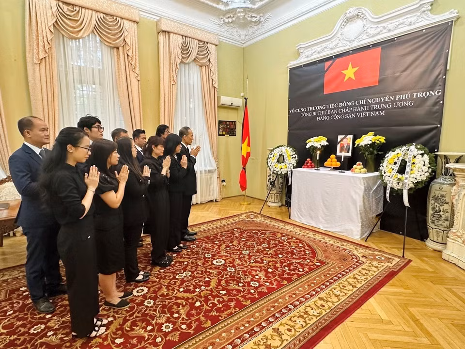 Trong hai ngày 25-26/7/2024, Đại sứ quán Việt Nam tại Romania đã tổ chức trang trọng lễ viếng và mở sổ tang tưởng niệm Tổng Bí thư Nguyễn Phú Trọng. (Ảnh: TTXVN phát)