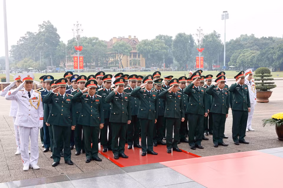Đoàn đại biểu Quân ủy Trung ương và Bộ Quốc phòng đặt vòng hoa, vào Lăng viếng Chủ tịch Hồ Chí Minh. (Ảnh: Doãn Tấn/TTXVN)