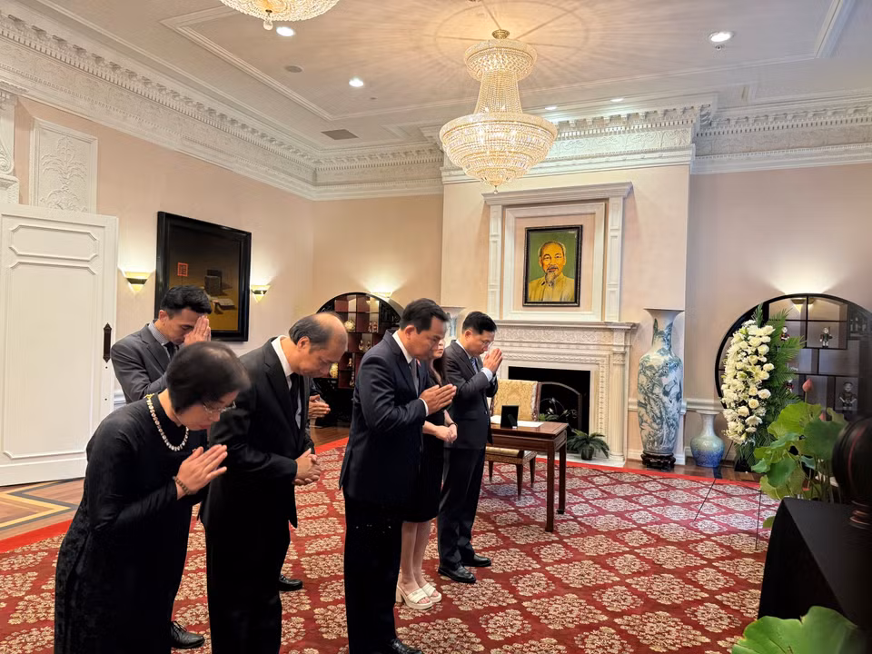 Đoàn công tác Mỹ của Ủy ban Tài chính Ngân sách Quốc hội do Chủ nhiệm Lê Quang Mạnh dẫn đầu viếng Tổng Bí thư Nguyễn Phú Trọng. (Ảnh: Kiều Trang/TTXVN)